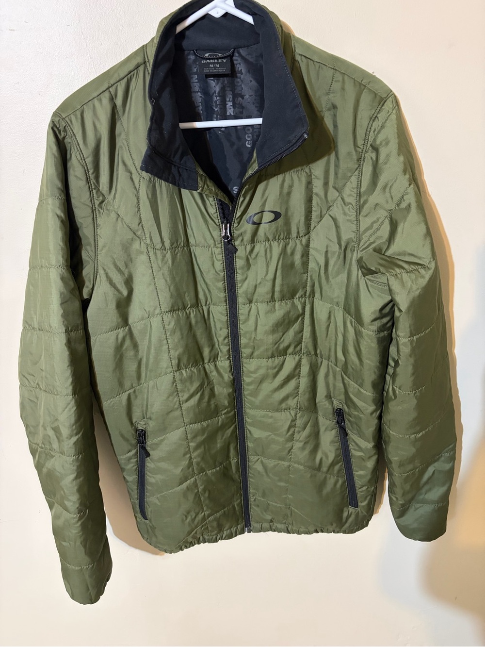 Oakley Men’s Olive Green Quilted Puffer Jacket with Black Trim and Zippers M